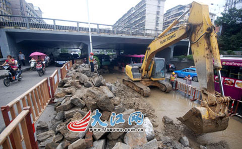 内涝积水冲涮 南昌解放路立交桥20余米挡阻墙坍塌