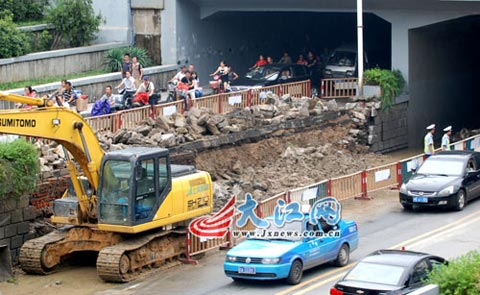 内涝积水冲涮 南昌解放路立交桥20余米挡阻墙坍塌