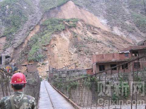 ���������������سǵ�·��ɽ�廬���ж�