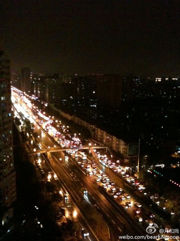 微博直播京城秋雨添堵晚高峰