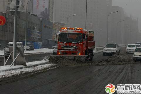 ����ӭ�붬�׳���Χ��ѩ ������ͨ����