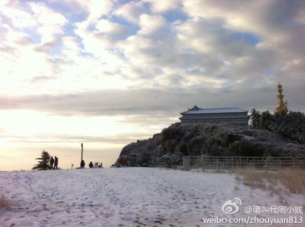 峨眉山金顶今年首次下雪 积雪平均约4厘米