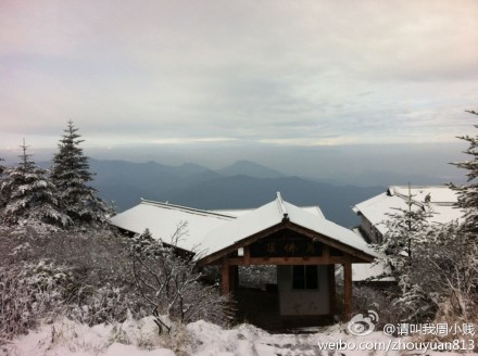 峨眉山金顶今年首次下雪 积雪平均约4厘米