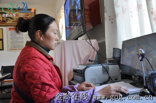 黄春仙向记者现场操作演示远程教育网络课件