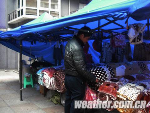 重庆天气变冷“法兰绒”热销 后天气温小幅回升