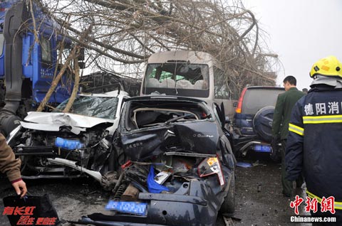京昆高速四川成绵段遭遇大雾天气 连环车祸1死6伤