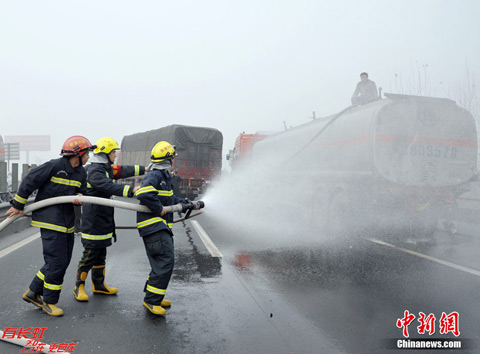 京昆高速四川成绵段遭遇大雾天气 连环车祸1死6伤
