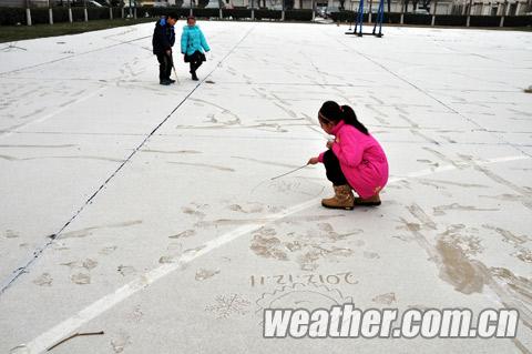 河北中部11日降小雪 雪后儿童欢乐多(组图)