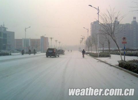 河北中部11日降小雪 雪后儿童欢乐多(组图)