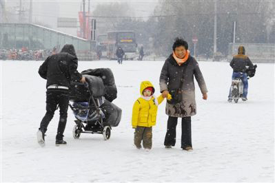 北京12日雪雾来袭 PM2.5污染超标一倍交通受阻
