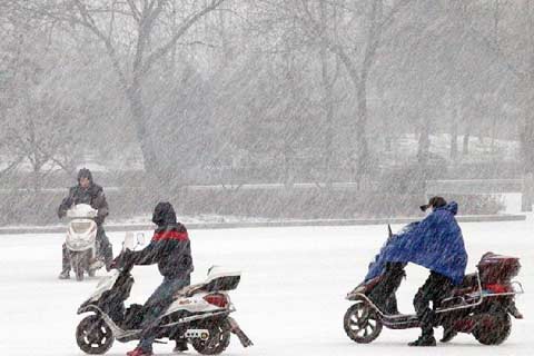 山西迎大范围降雪 道路积雪致交通事故频发