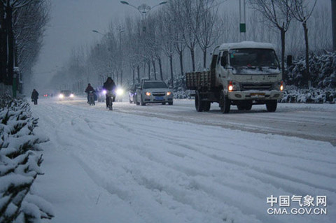 ɽ����Χ��ѩ��̱ͨ�� ������ӭ��罵��