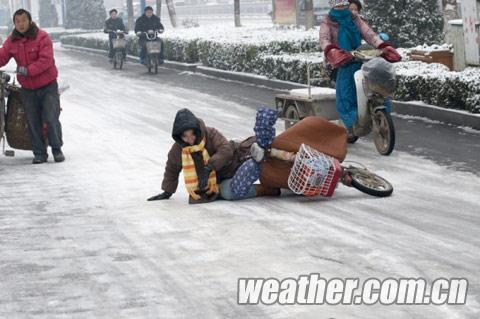 ɽ����Χ��ѩ��̱ͨ�� ������ӭ��罵��