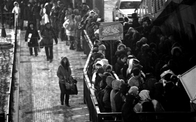 北京28日晚高峰遇降雪拥堵严重 部分地铁站采取限流