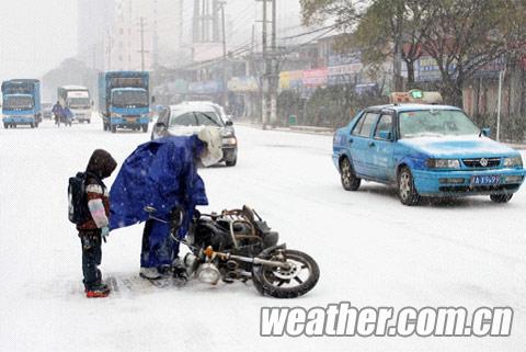 江西迎来今年首场大范围降雪 交通出行影响较大