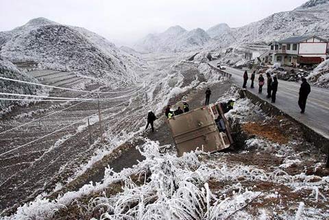 贵州“最高公路”结冰 交警全力保畅通(组图)