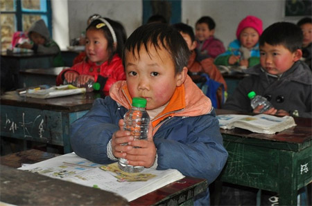 �ǿڽ�29�������� ��Сѧ��������ƿװ��ˮȡů