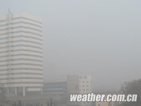河南大雾弥漫高速受阻 雾霾天气将持续到15日