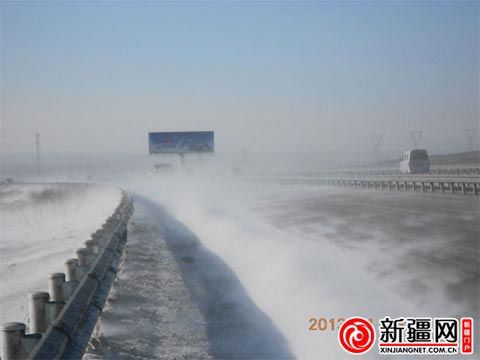 乌鲁木齐南郊多处路段出现风吹雪阻交通