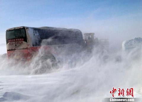 新疆老风口路段逾百人被救 道路封闭逾24小时