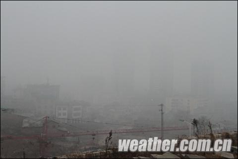 陕西未来几日难见雨雪 金州小城安康雾“造”仙境