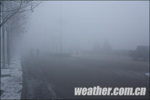 山西多条道路因大雾受阻 今夜西北风驱散浓雾