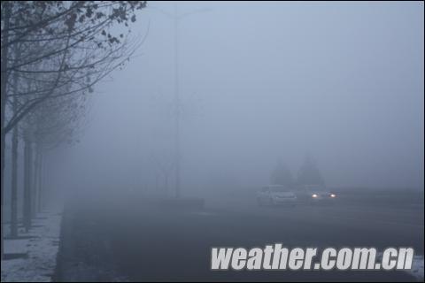 山西多条道路因大雾受阻 今夜西北风驱散浓雾