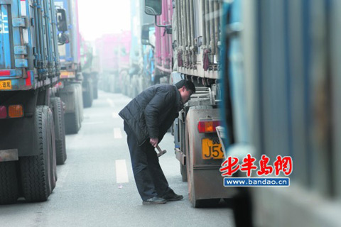 大雾致高速封闭 204国道上千辆车被困一夜