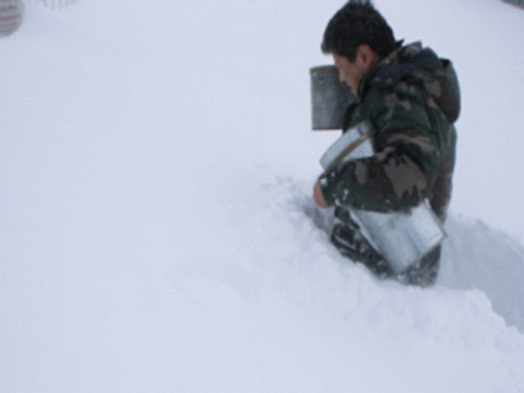西藏聂拉木再现暴风雪 积雪及腰