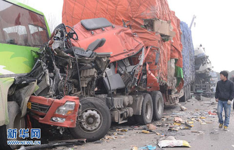 ���۰ĸ��ٺ��϶�30��������ײ 3��70��