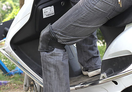 大风天戴上护膝,保护关节