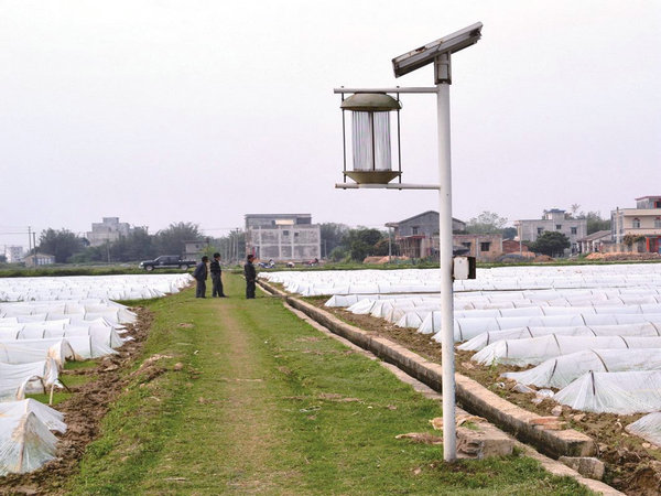 太阳能灭虫灯可以把40亩内的飞虫杀灭。
