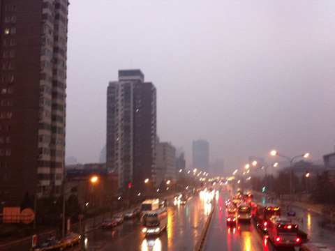 北京2013首场降雨如约而至 今天白天小雨转多云