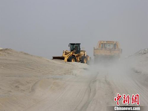 新疆哈密S235线遭遇大风积沙 中断通行