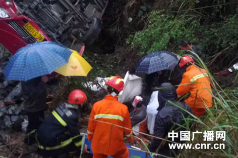 湖南绥宁客车坠入30米山沟致1人死亡(组图)