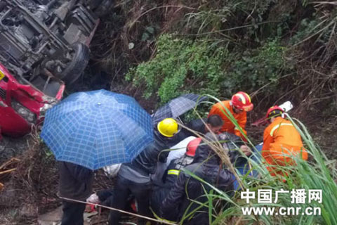 湖南绥宁客车坠入30米山沟致1人死亡(组图)