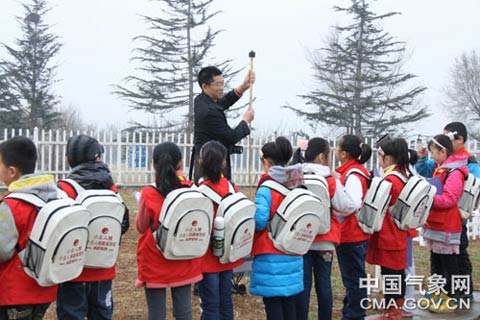 晋城:小记者体验气象观测