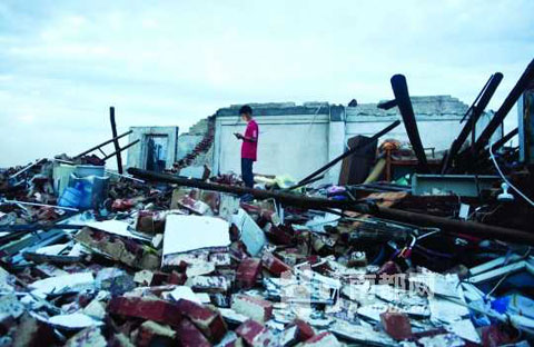 广东东莞遭遇狂风冰雹袭击 8人遇难136人伤