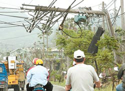 龙卷风夜袭高雄近吨重铁皮屋卷到半空(图)