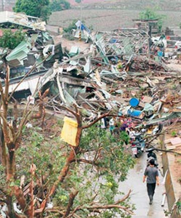 龙卷风夜袭高雄近吨重铁皮屋卷到半空(图)