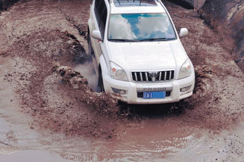 沈阳公铁桥下逢雨必成“蓄水池” 过“河”5元一位