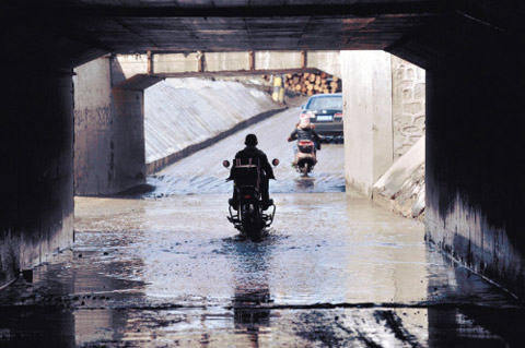 沈阳公铁桥下逢雨必成“蓄水池” 过“河”5元一位