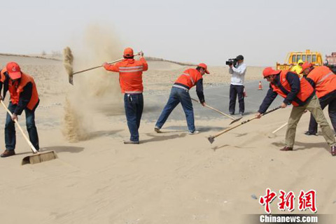 新疆“死亡之海”护路人春季斗风沙(组图)