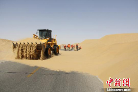 新疆“死亡之海”护路人春季斗风沙(组图)