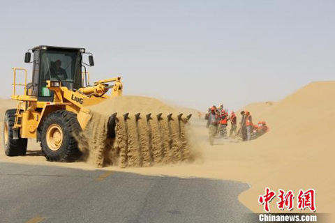 新疆“死亡之海”护路人春季斗风沙(组图)