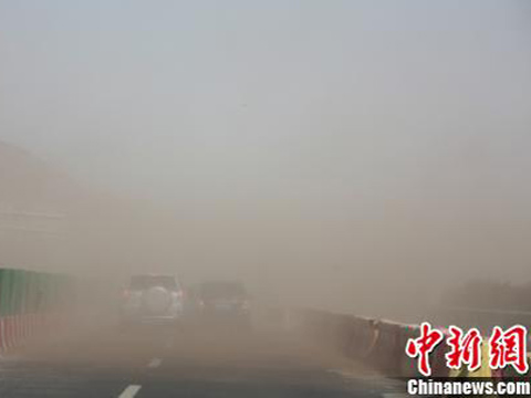 内蒙古中西部受沙尘暴袭击 白天看清室外需开灯