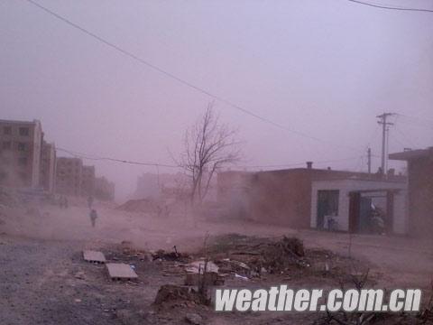 宁夏吴忠再遭大风扬沙 红领巾一秒变“口罩”