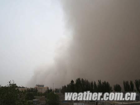 南疆遭遇今年首场强沙尘暴 大风呼啸黄沙蔽日(组图)