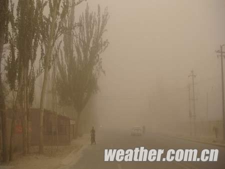 南疆遭遇今年首场强沙尘暴 大风呼啸黄沙蔽日(组图)