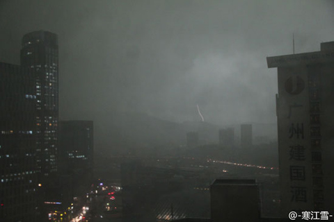暴雨突袭广州白昼如夜 狂风摧折大树致一人亡